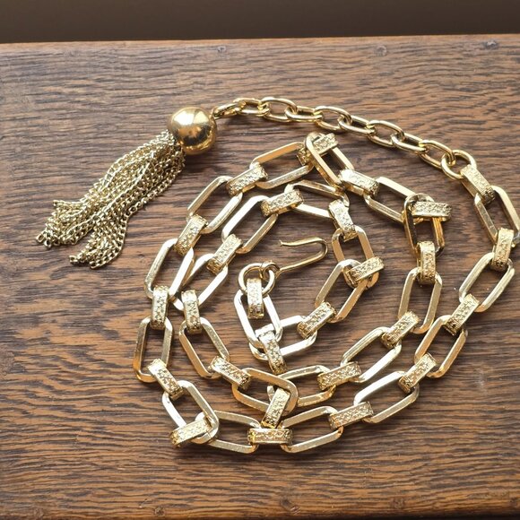 Chain belt. Goldtone. Lightweight. Fits SM / MED women's - Picture 1 of 3